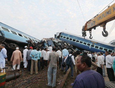 Ινδία: Εκτροχιάστηκε τρένο με 14 βαγόνια - 25 νεκροί και τουλάχιστον 70 τραυματίες (φωτό) 